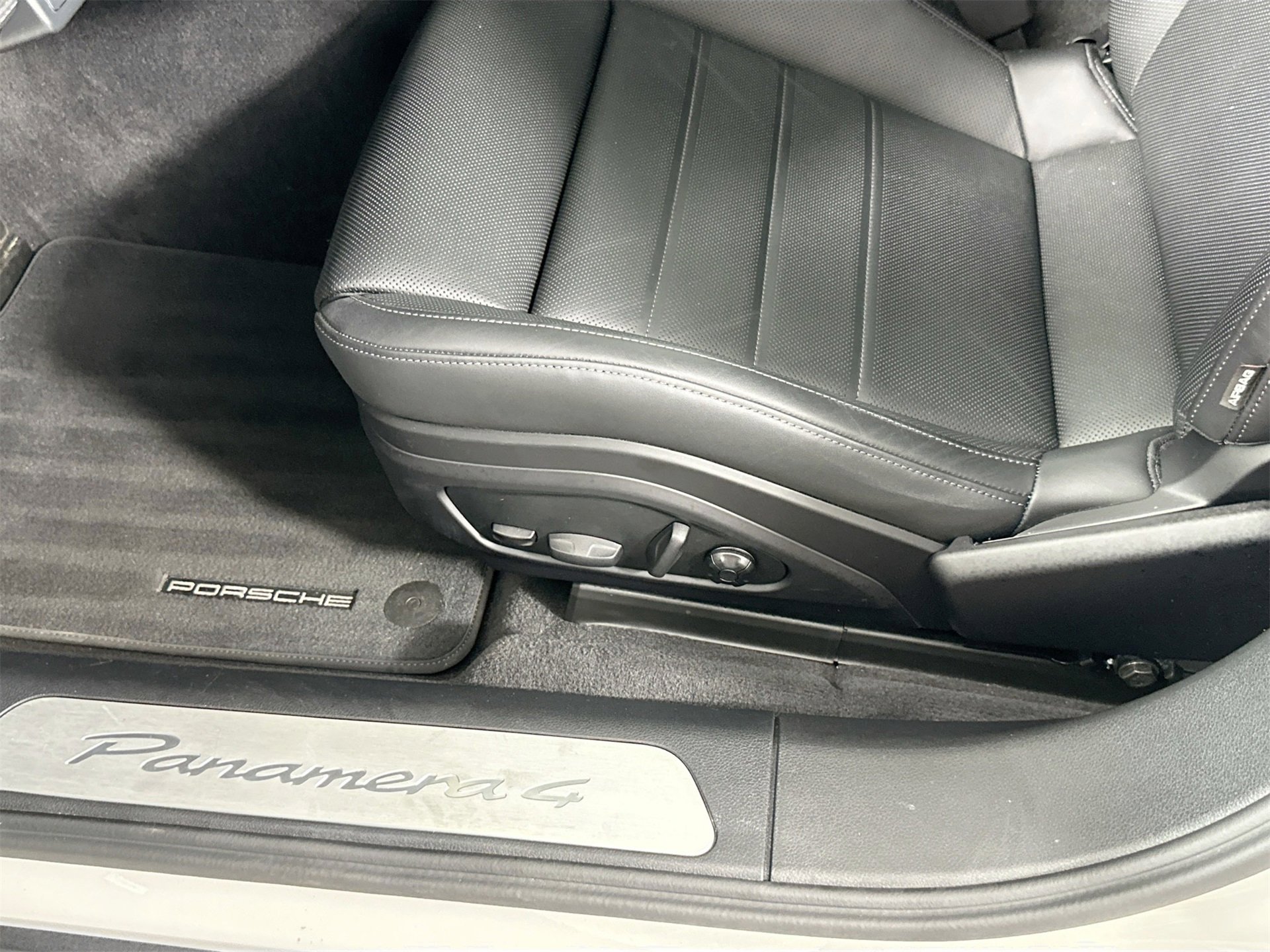 New 2025 Porsche Panamera 4 image 34