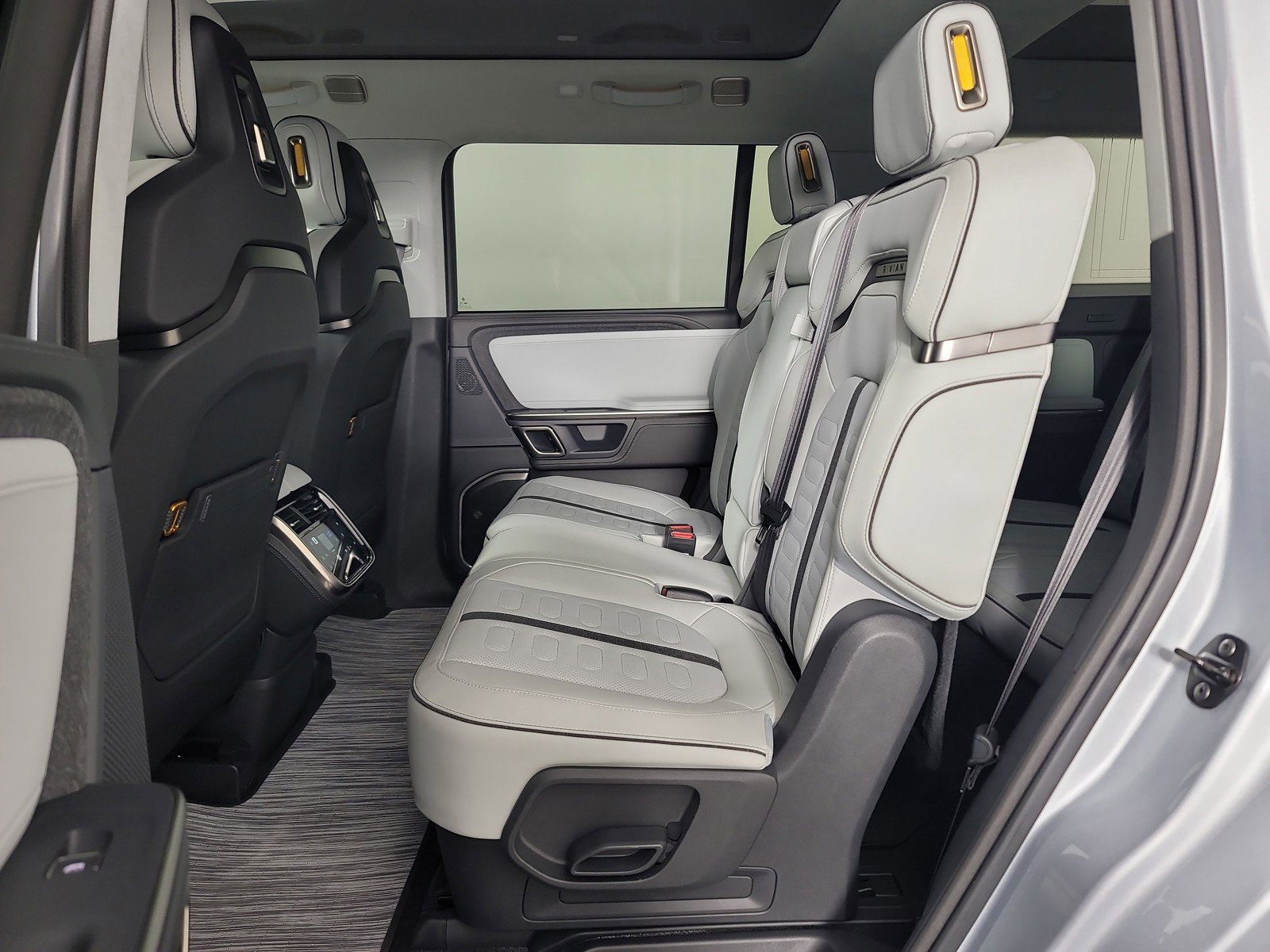 Used 2024 Rivian R1S Adventure image 21