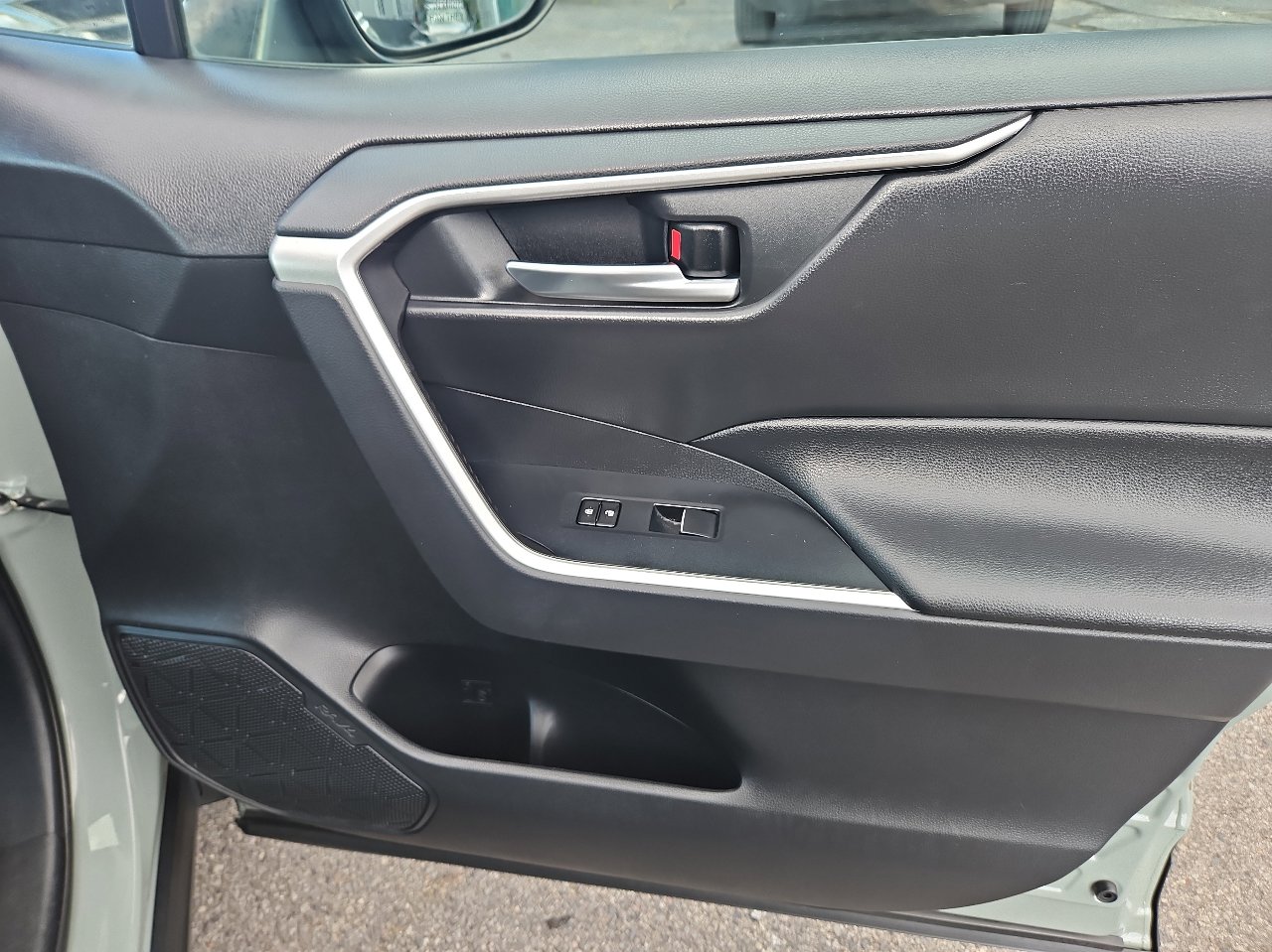 Used 2019 Toyota RAV4 XLE Premium image 17