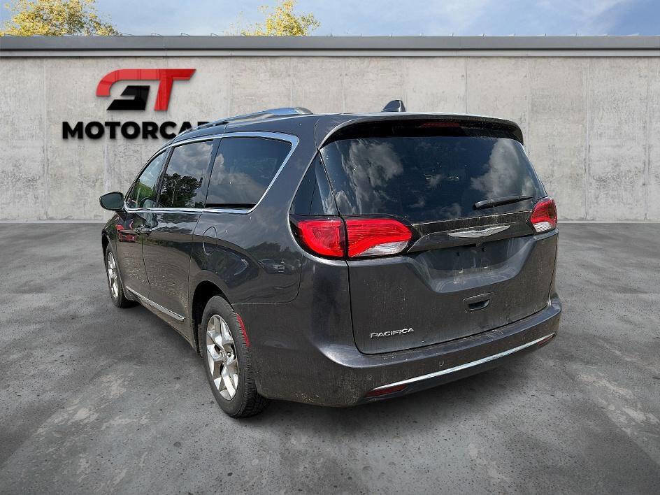 Used 2017 Chrysler Pacifica Limited image 3