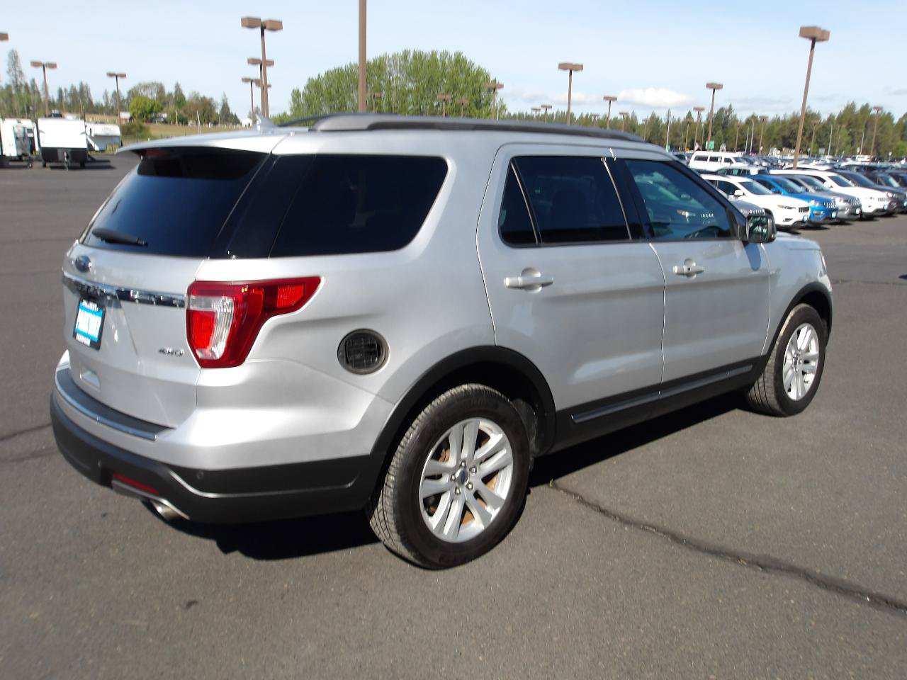Used 2018 Ford Explorer XLT w/ Equipment Group 202A AWD/4WD image 5