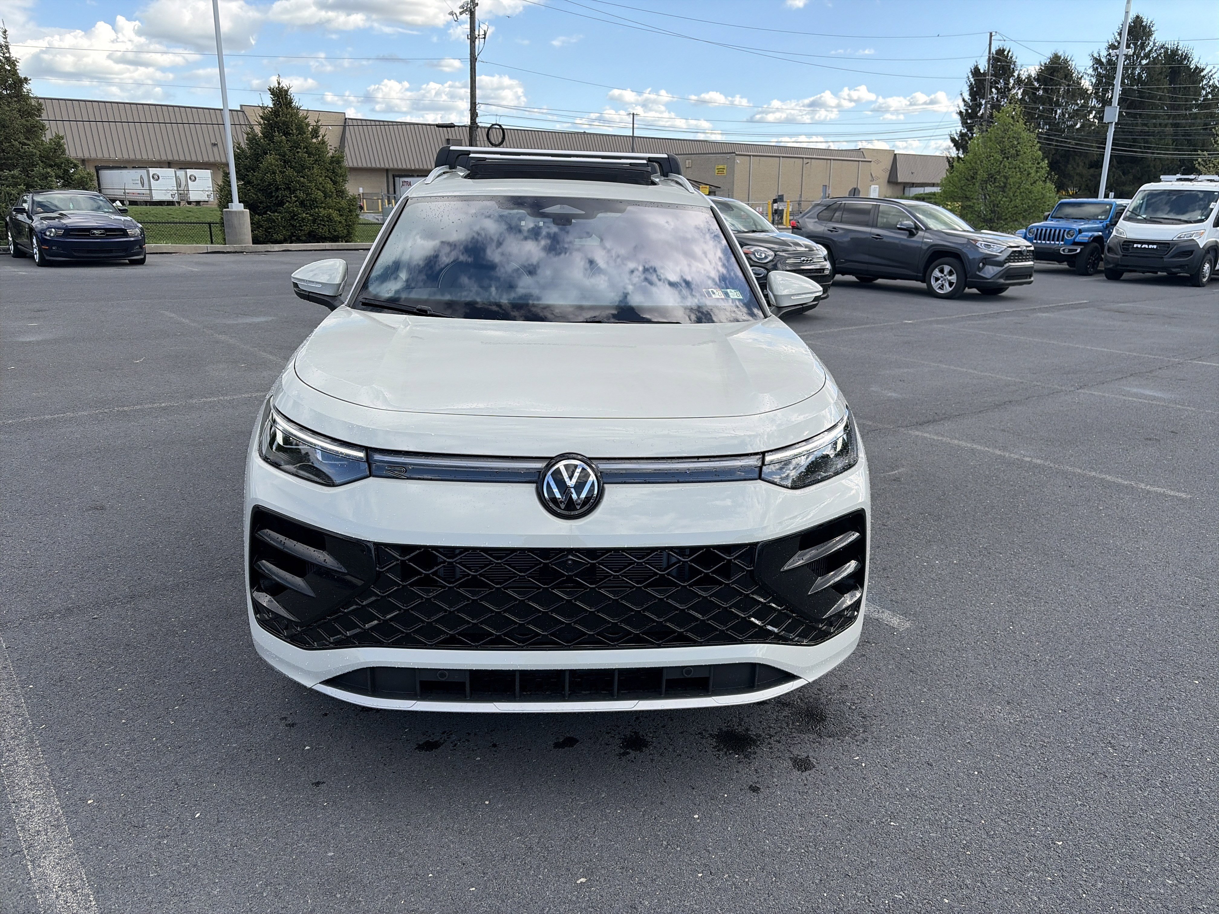 Used 2026 Volkswagen Tiguan SEL R-Line AWD/4WD image 2