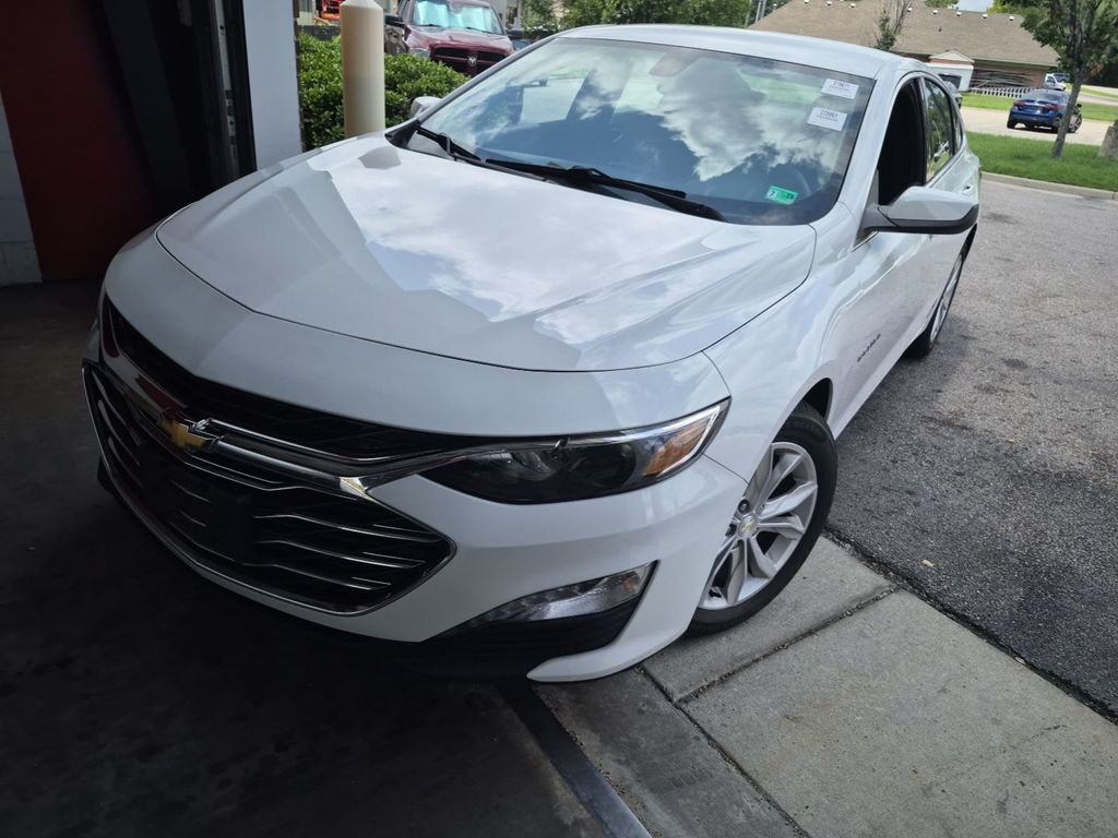 Used 2019 Chevrolet Malibu LT FWD image 2