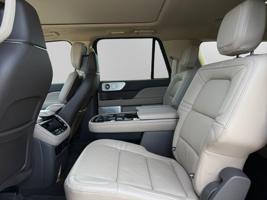 Used 2023 Lincoln Navigator L Reserve image 11