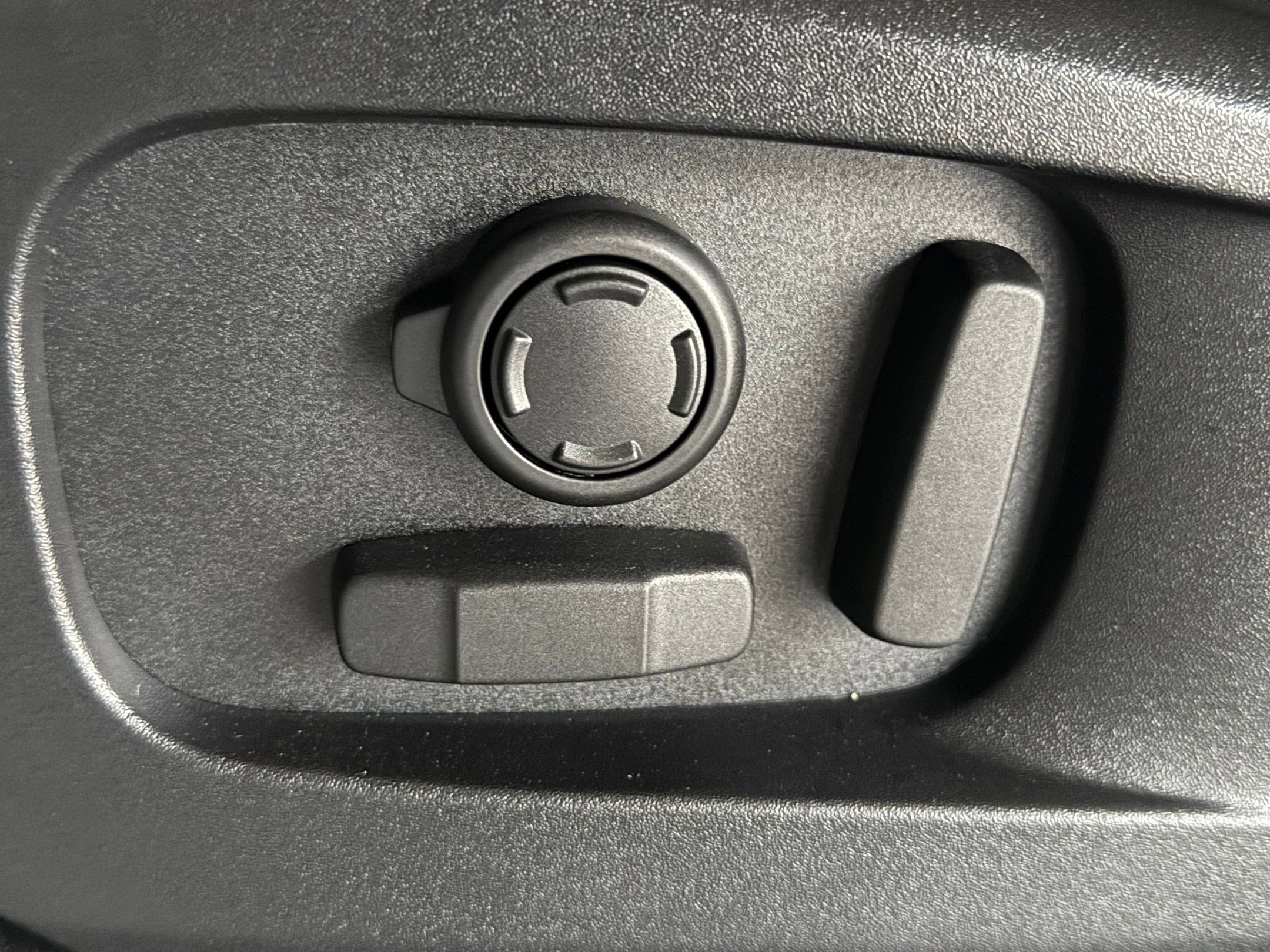 Used 2025 Land Rover Defender 110 V8 image 13