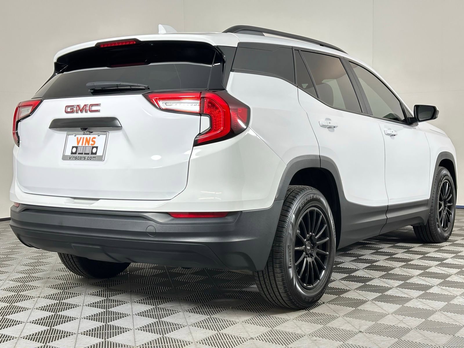 Used 2022 GMC Terrain SLE w/ Driver Convenience Package FWD image 4