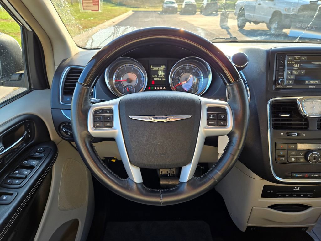Used 2016 Chrysler Town & Country Limited Platinum image 17