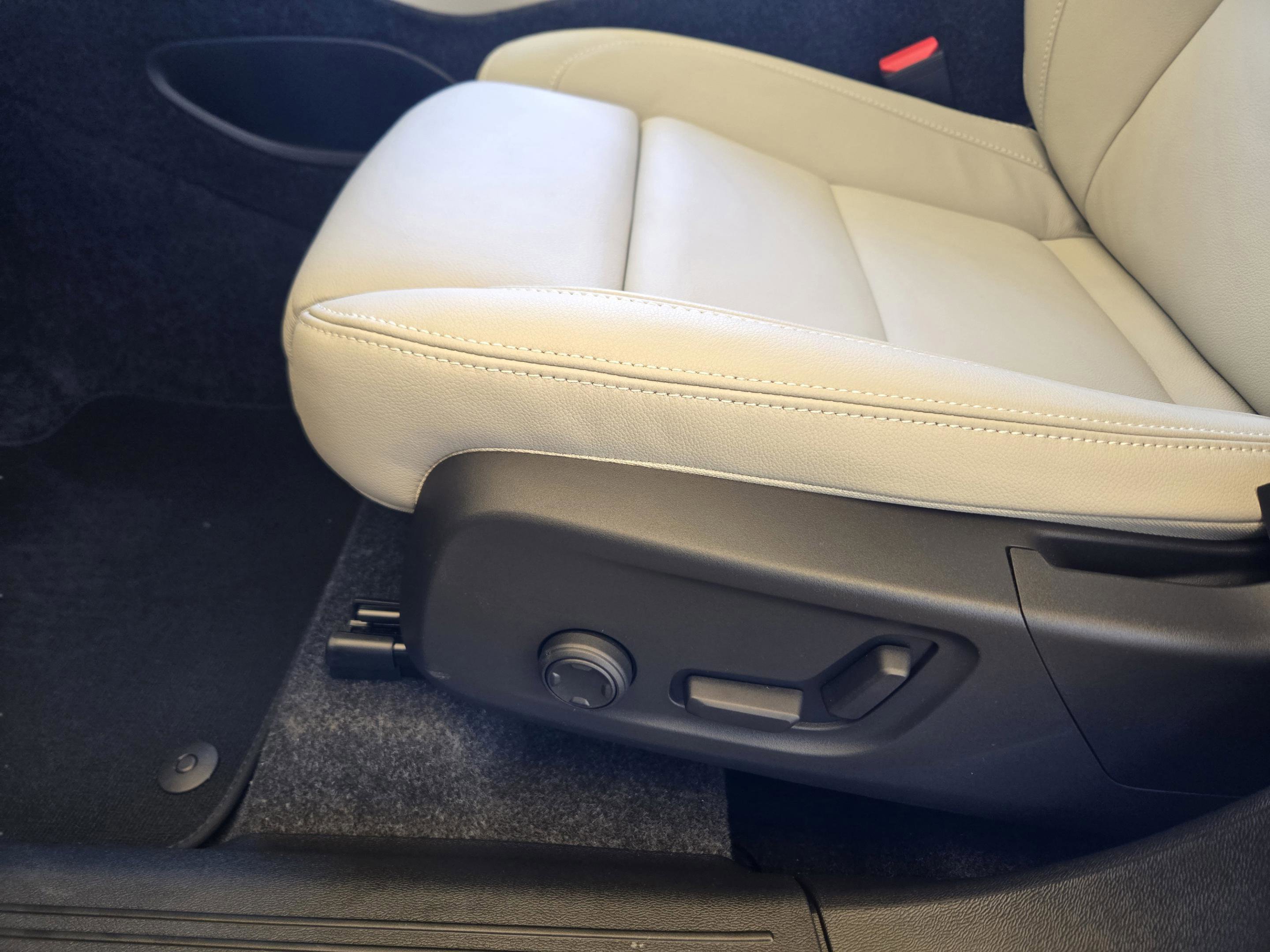 New 2026 Volvo XC40 B5 Plus w/ Protection Package Premier image 27