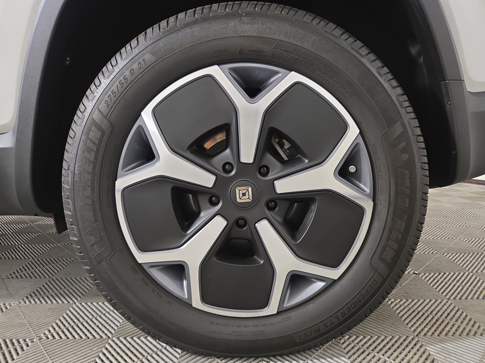 Used 2024 Rivian R1S Adventure Dual AWD/4WD image 10