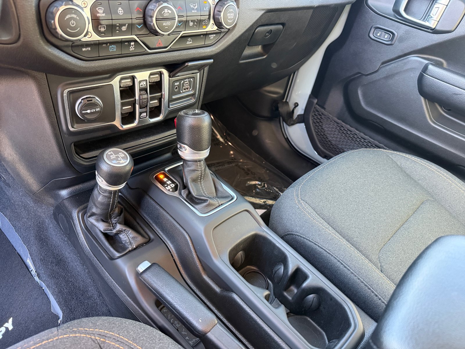Used 2024 Jeep Wrangler Unlimited w/ Convenience Group AWD/4WD image 13