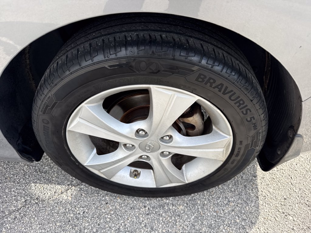 Used 2013 Hyundai Elantra FWD image 11