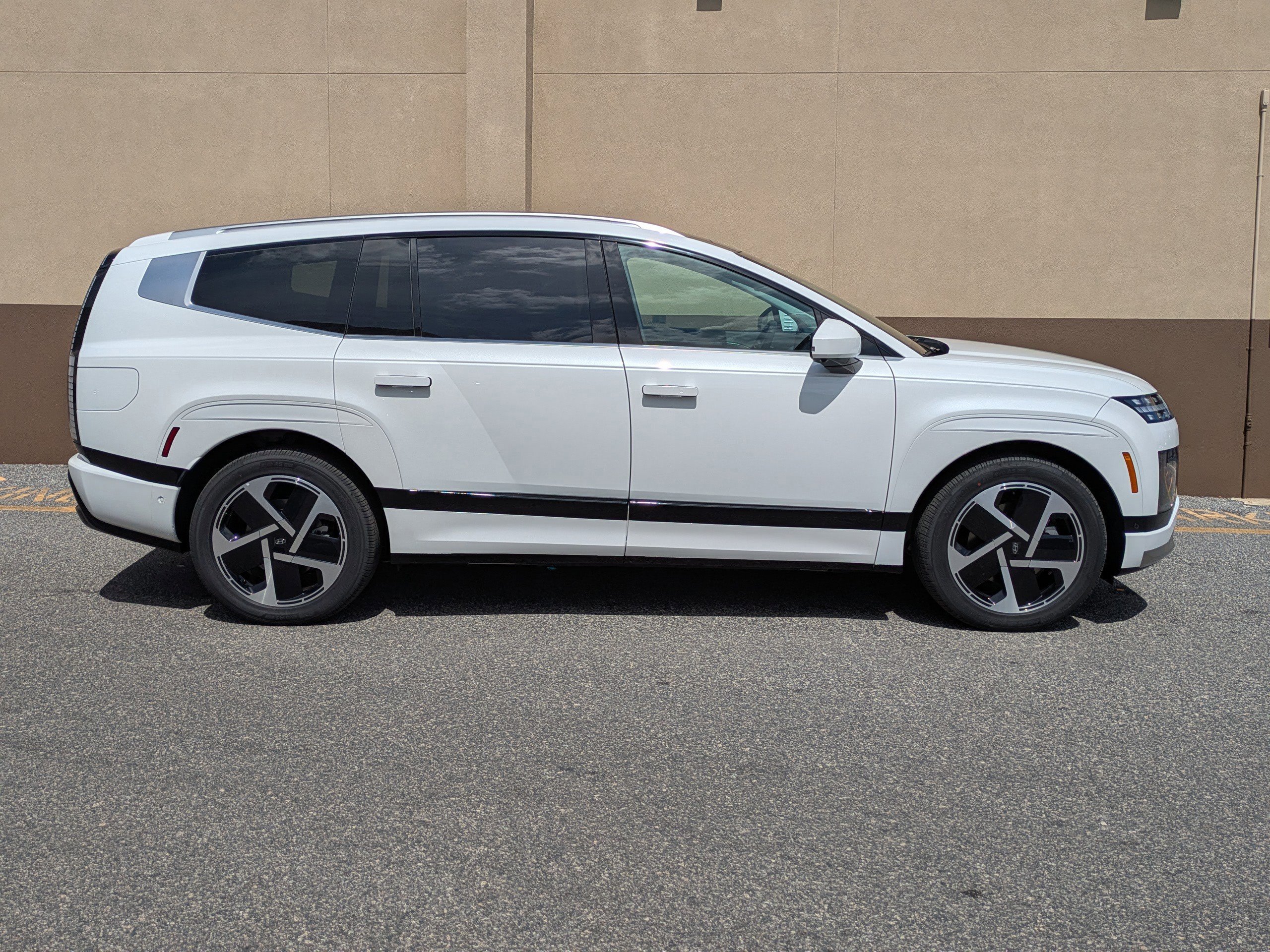 New 2026 Hyundai Ioniq 9 Calligraphy image 3