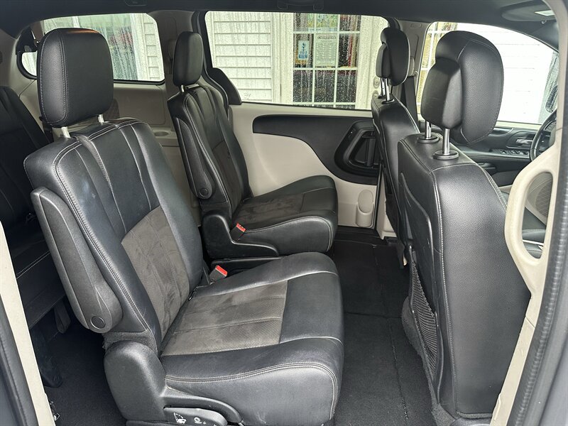 Used 2020 Dodge Grand Caravan SXT FWD image 14