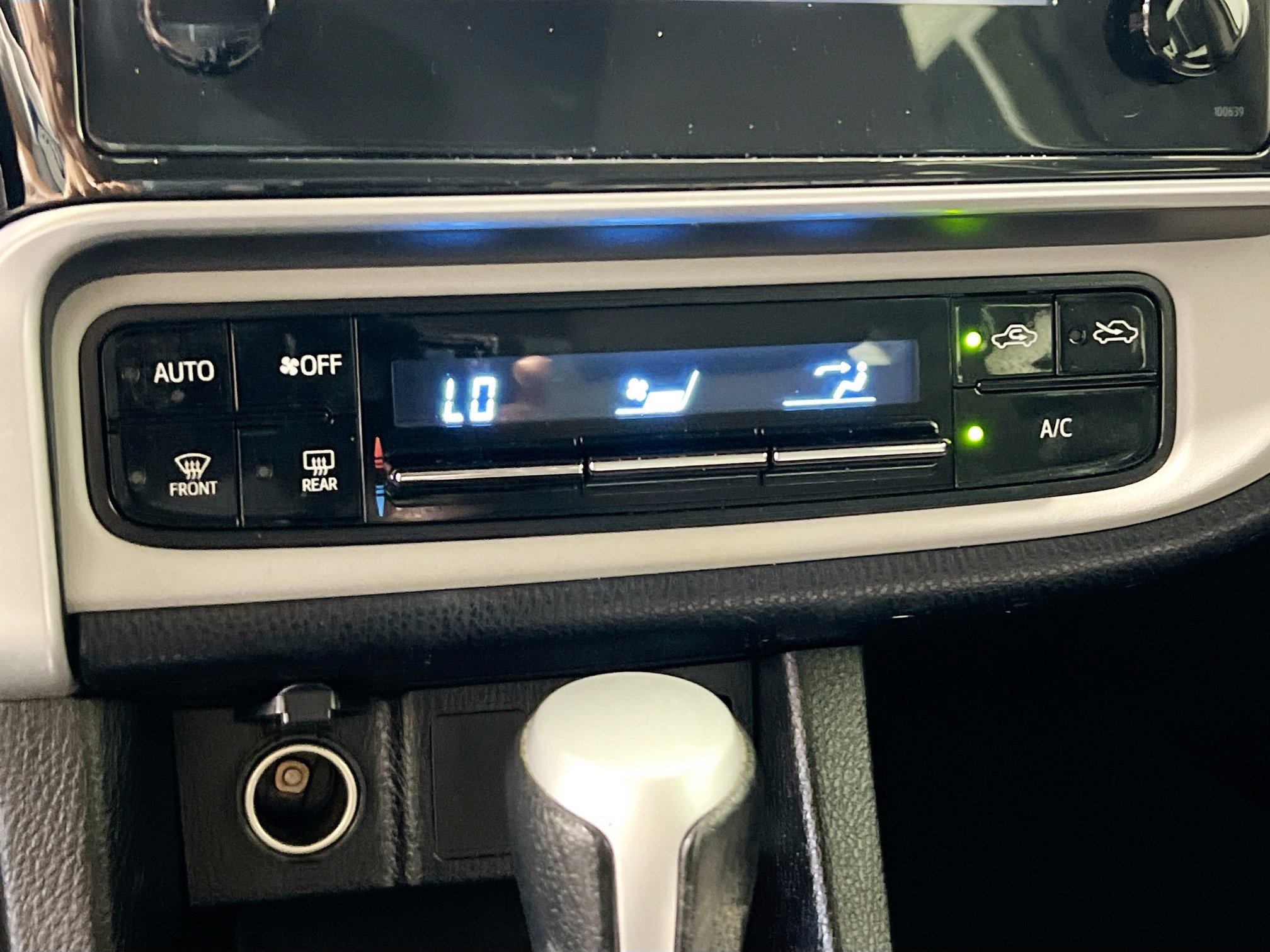 Used 2018 Toyota Corolla LE image 25