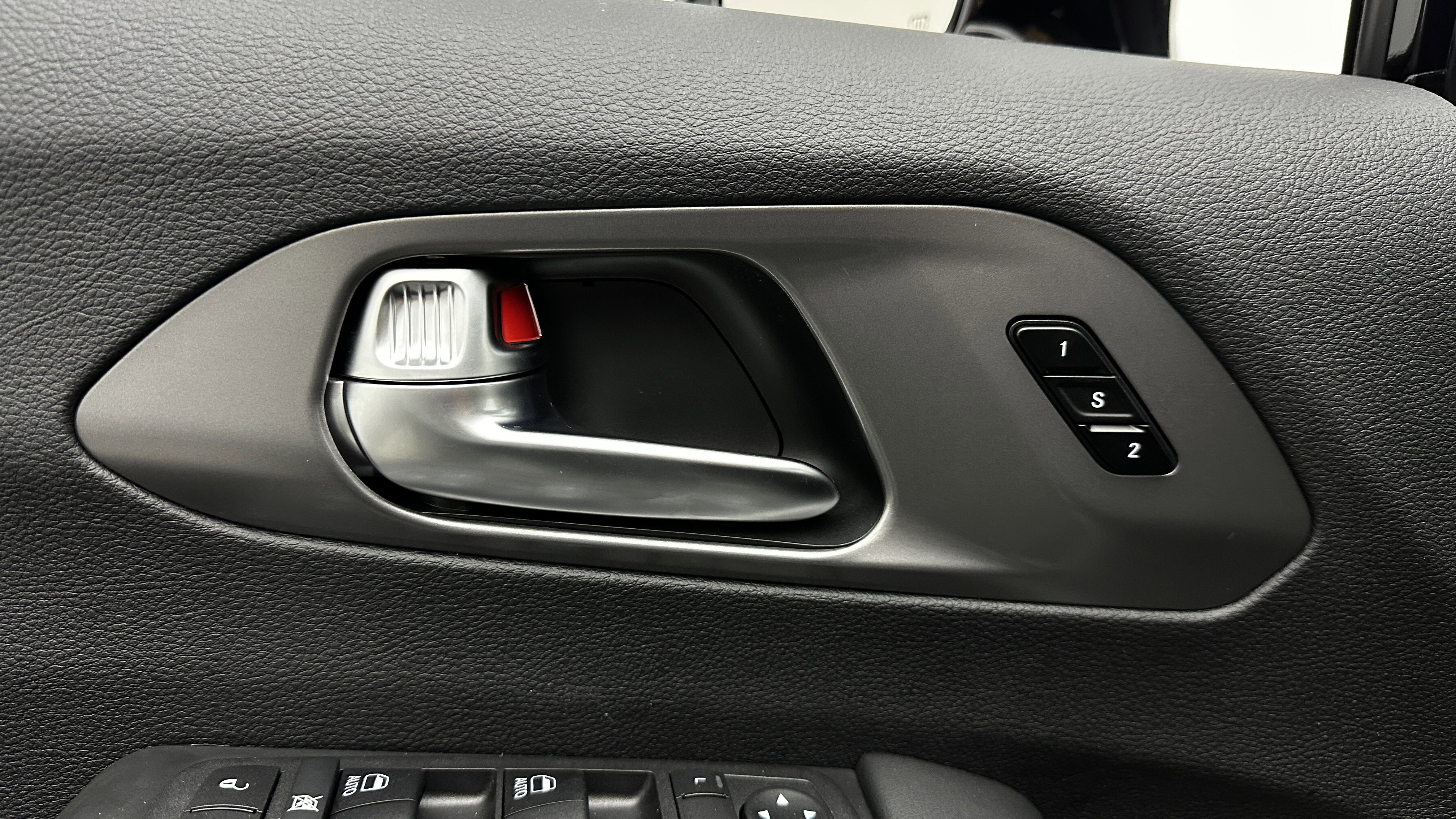 Used 2025 Chrysler Pacifica Select image 12