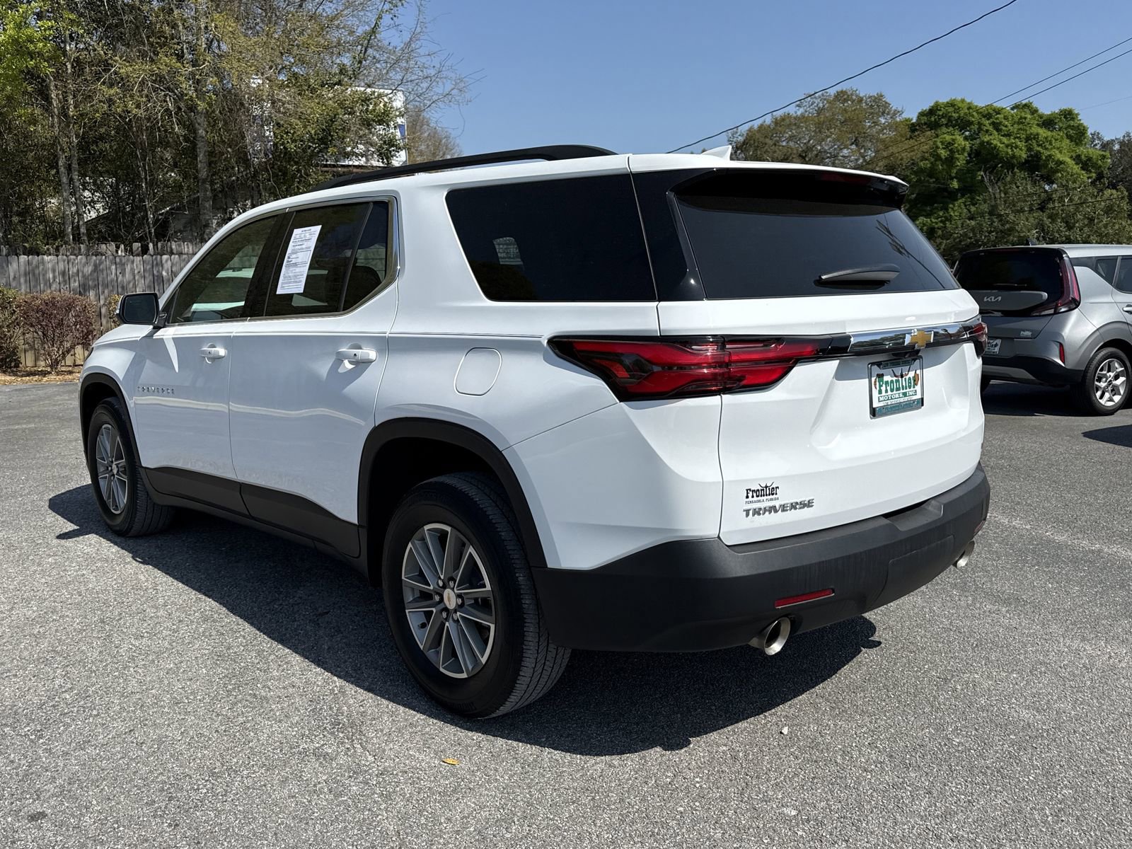 Used 2023 Chevrolet Traverse LT FWD image 3
