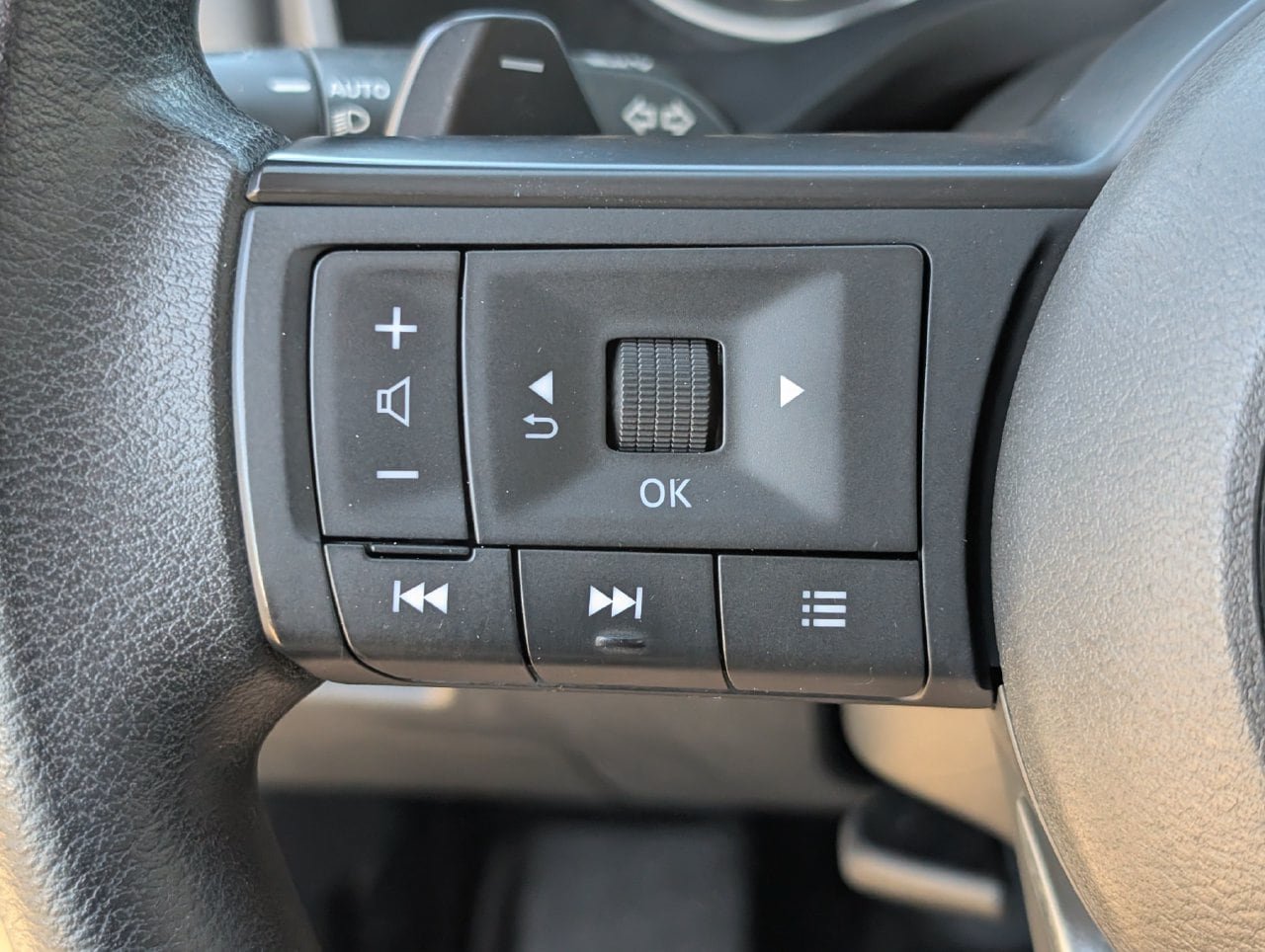 Used 2023 Nissan Rogue S FWD image 23