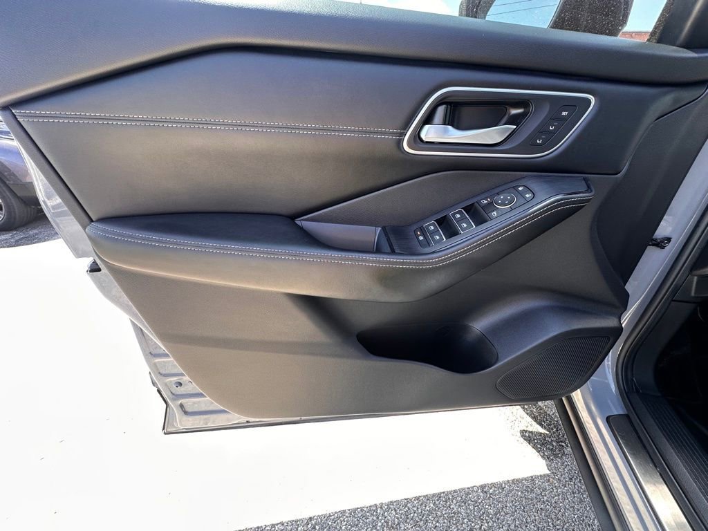 Certified 2024 Nissan Rogue Platinum w/ Platinum Premium Package FWD image 14