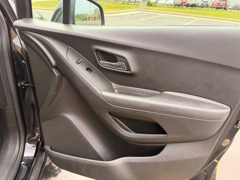 Used 2020 Chevrolet Trax LS FWD image 23