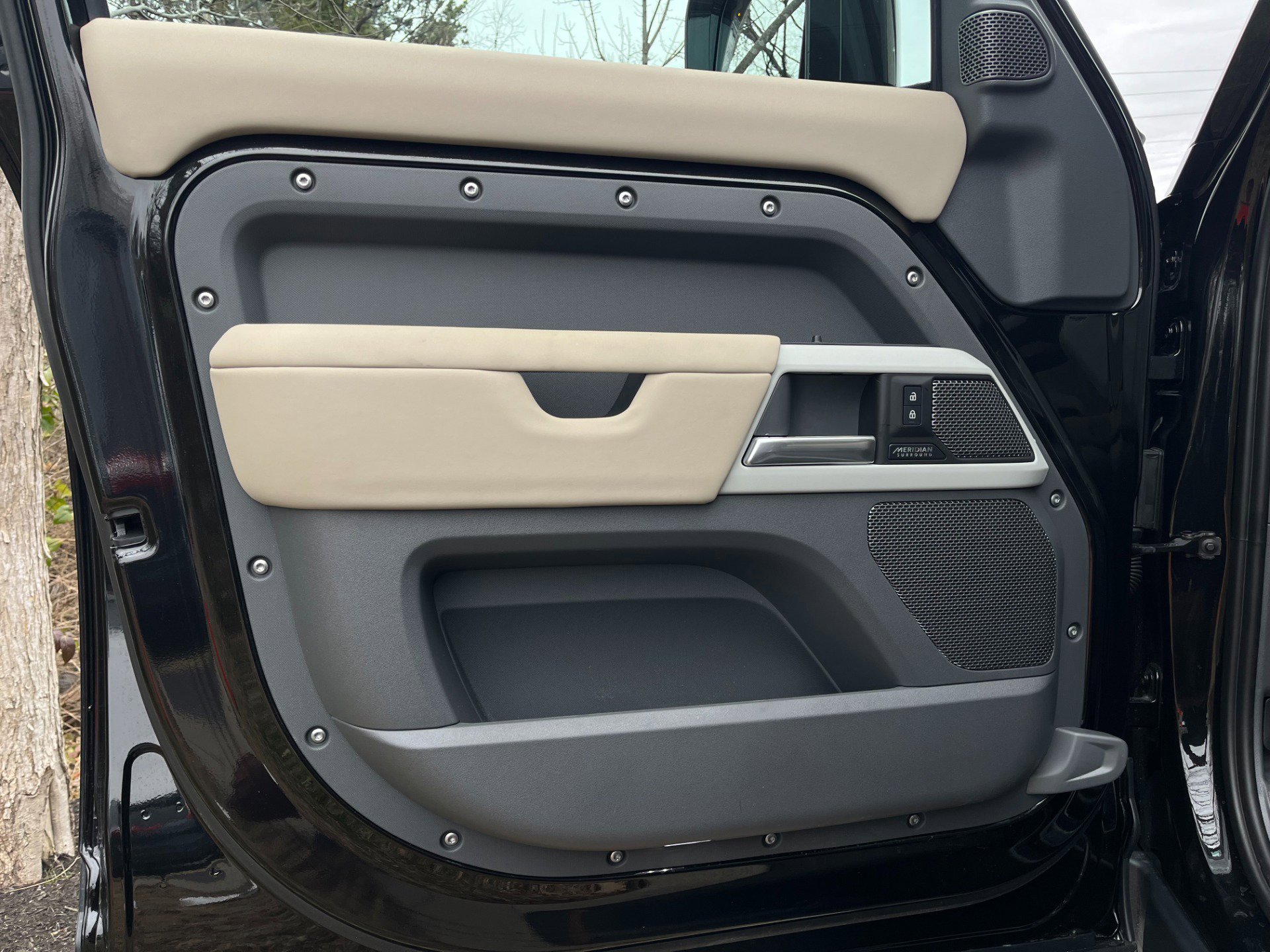 Used 2024 Land Rover Defender 110 SE image 47