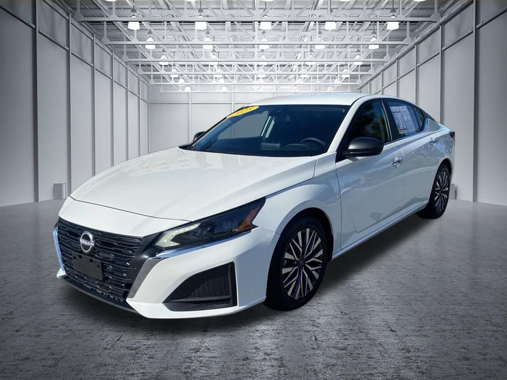 Used 2025 Nissan Altima 2.5 SV FWD image 11