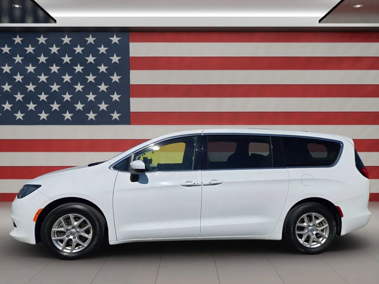 Used 2022 Chrysler Voyager LX image 5