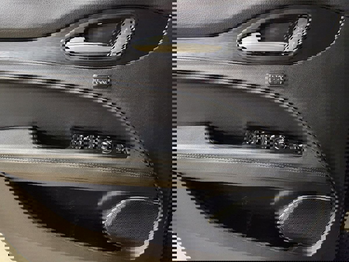 Used 2018 Alfa Romeo Stelvio AWD image 39