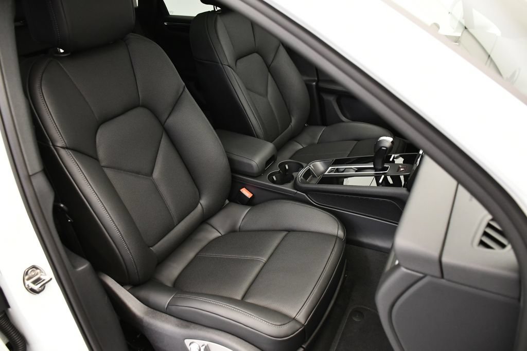 Certified 2026 Porsche Macan Turbo AWD/4WD image 50