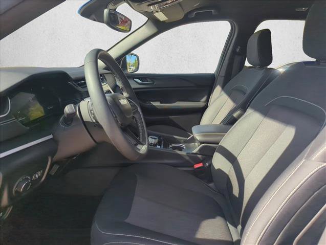 Used 2024 Jeep Grand Cherokee Laredo AWD/4WD image 10