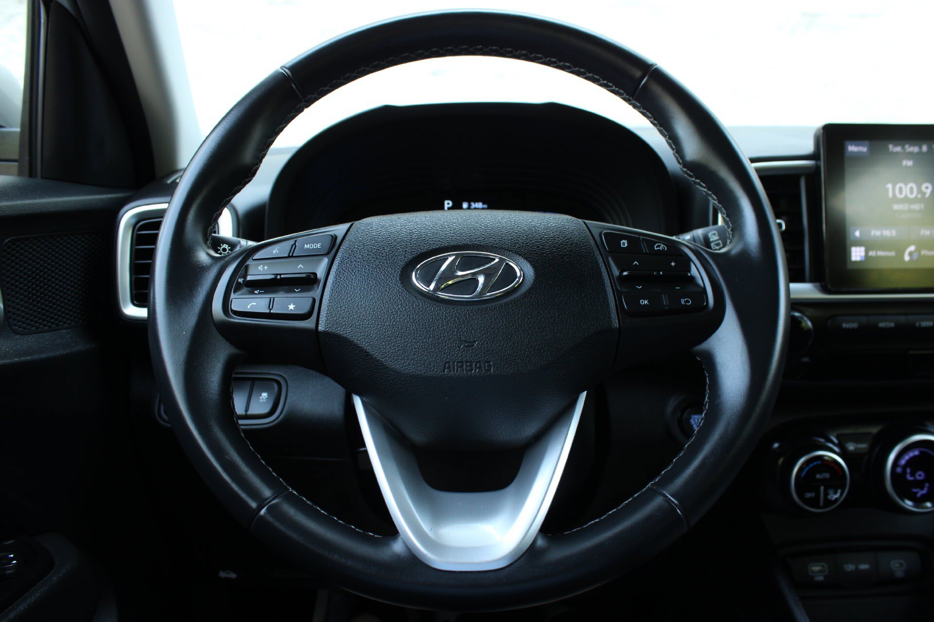 Used 2025 Hyundai Venue SEL FWD image 28