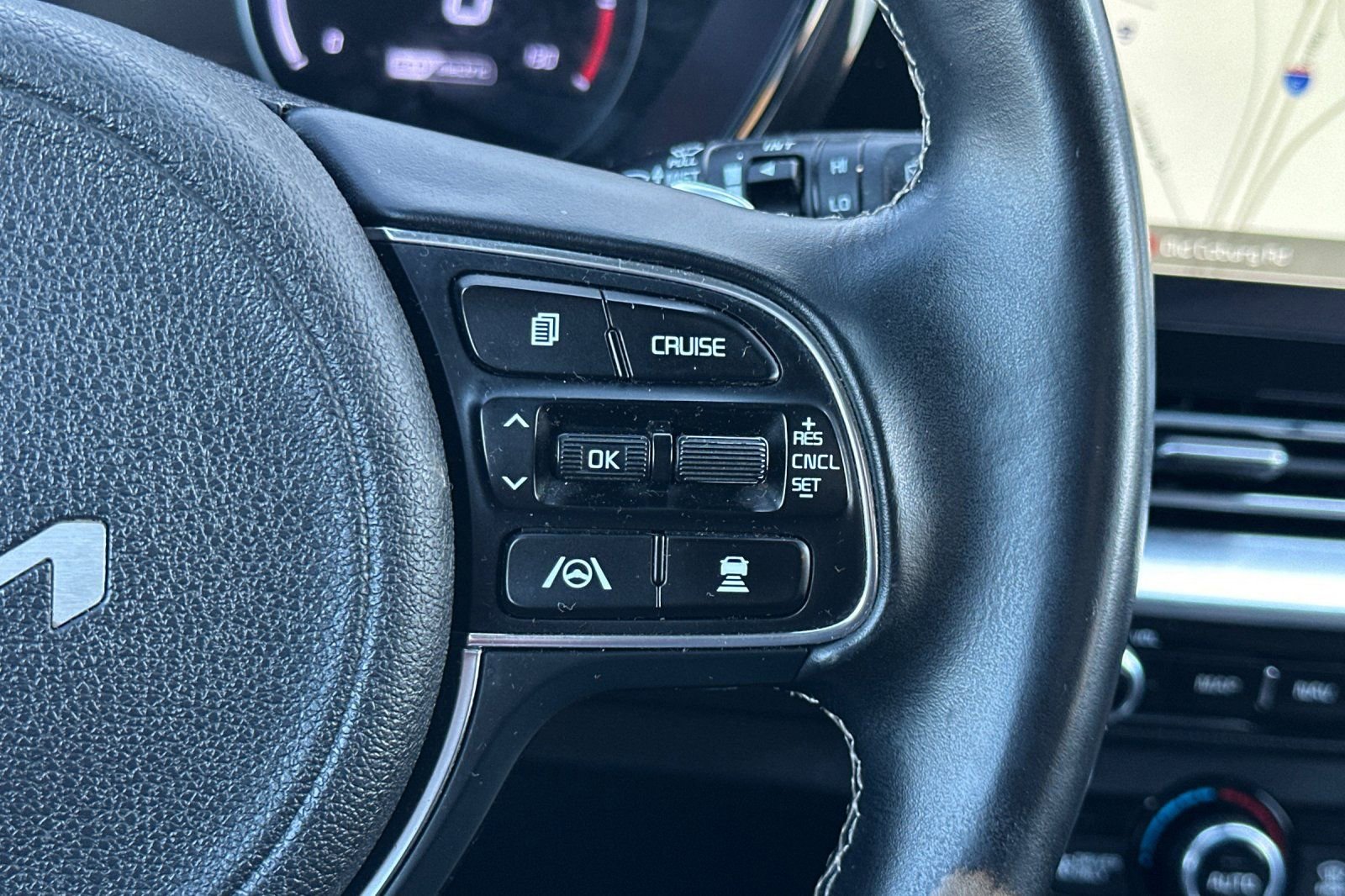 Used 2022 Kia Niro EX image 29