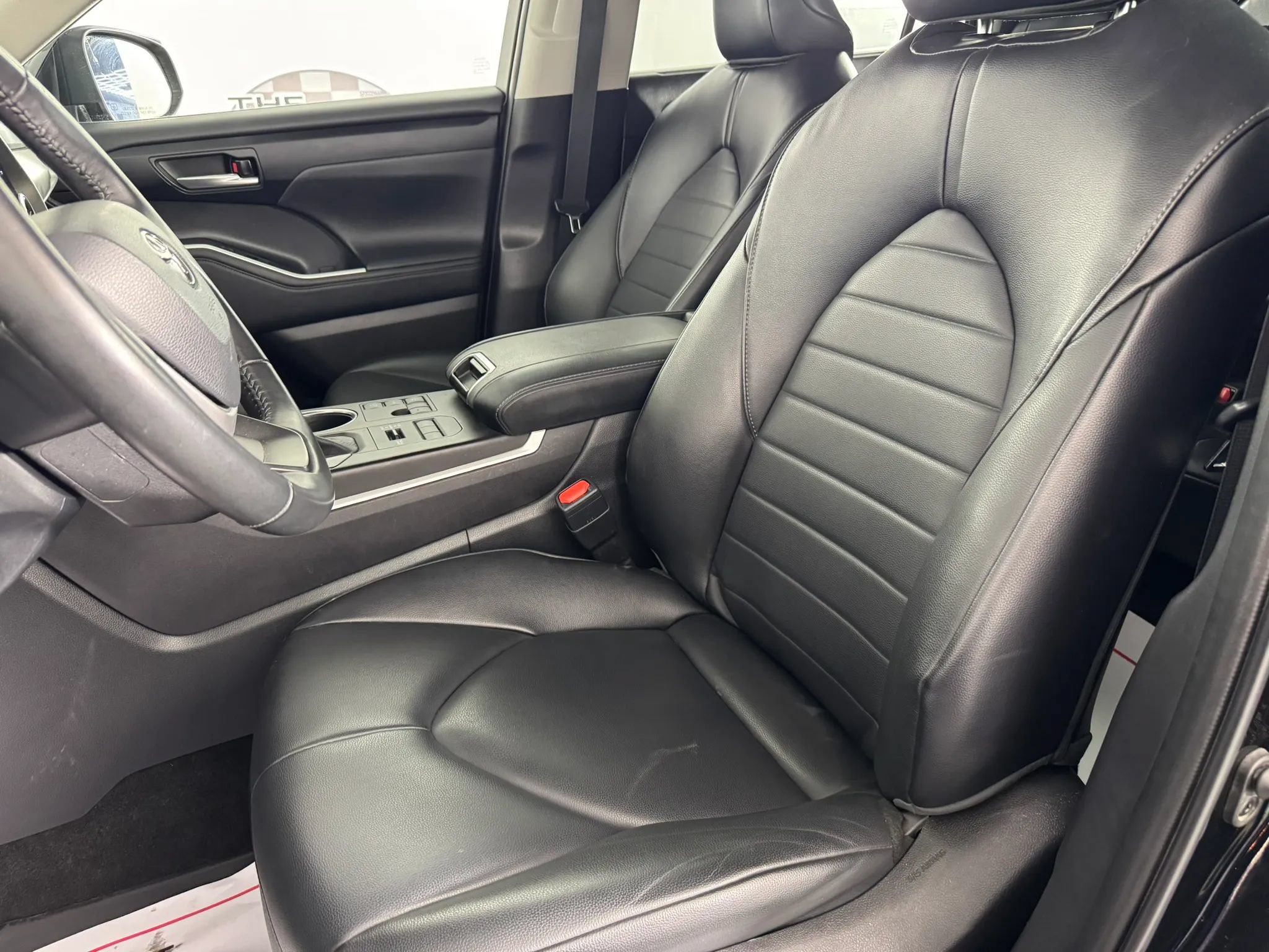 Used 2023 Toyota Highlander XLE AWD/4WD image 33