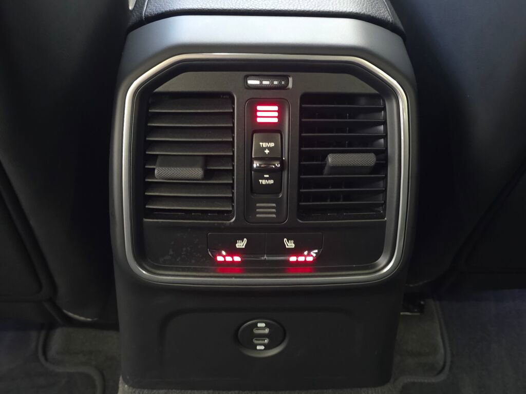 Certified 2025 Porsche Macan image 18