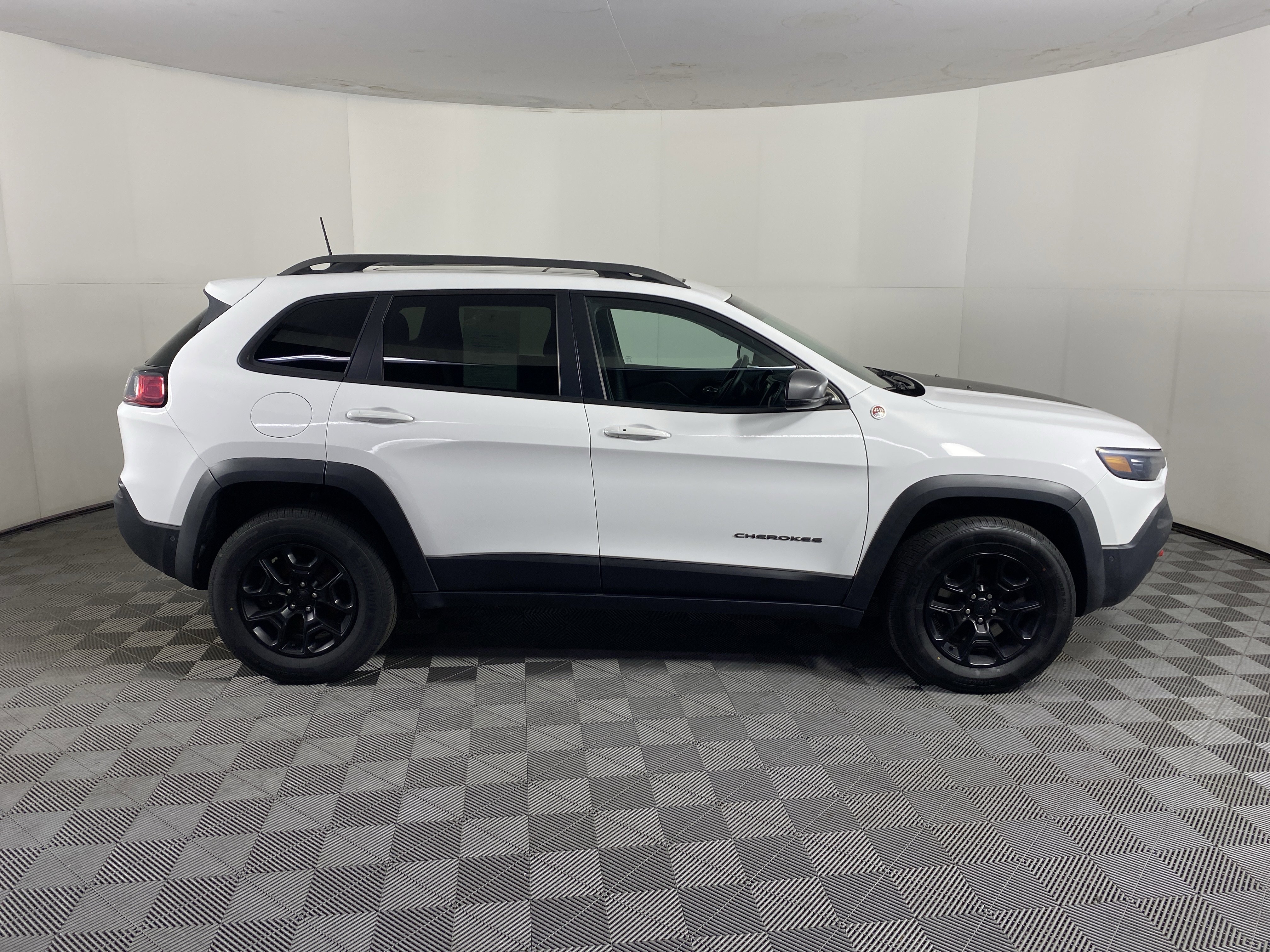 Used 2019 Jeep Cherokee Trailhawk image 8