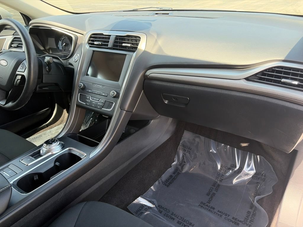 Used 2020 Ford Fusion SE FWD image 11