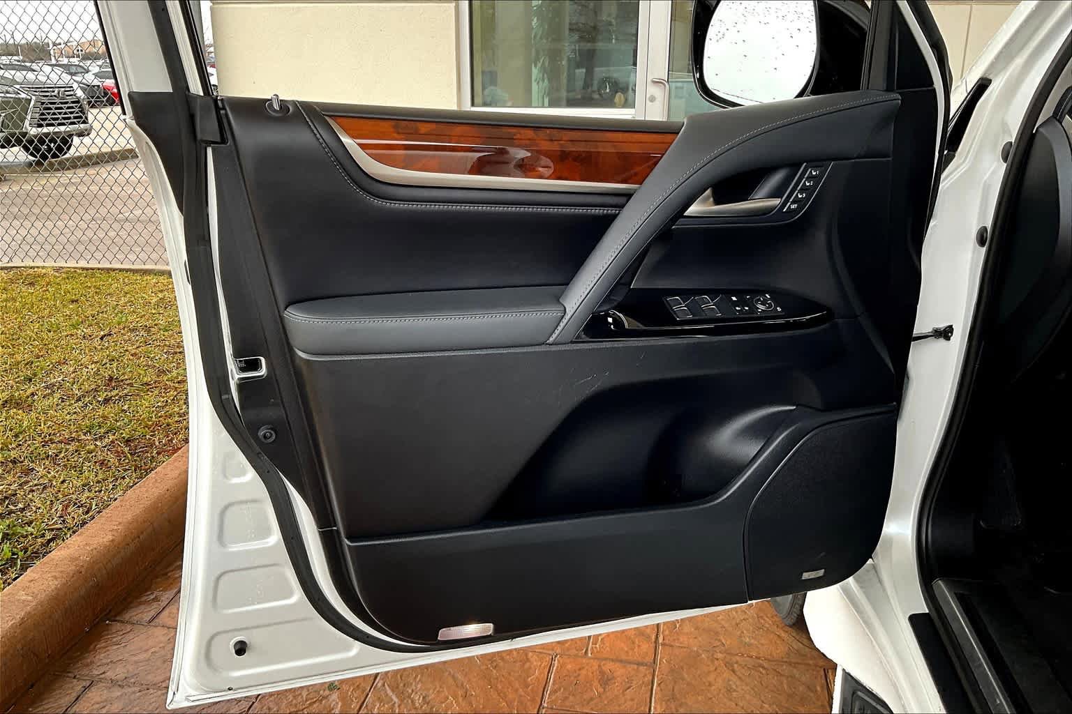 Used 2020 Lexus LX 570 4WD w/ Luxury Package image 22