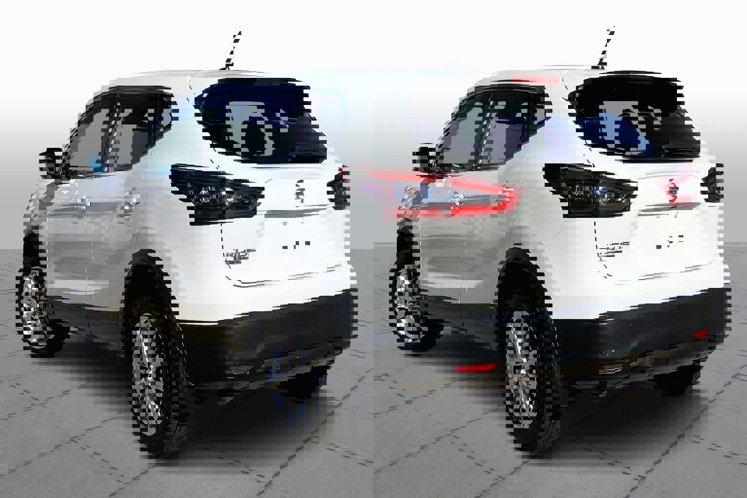 Used 2022 Nissan Rogue Sport S image 11