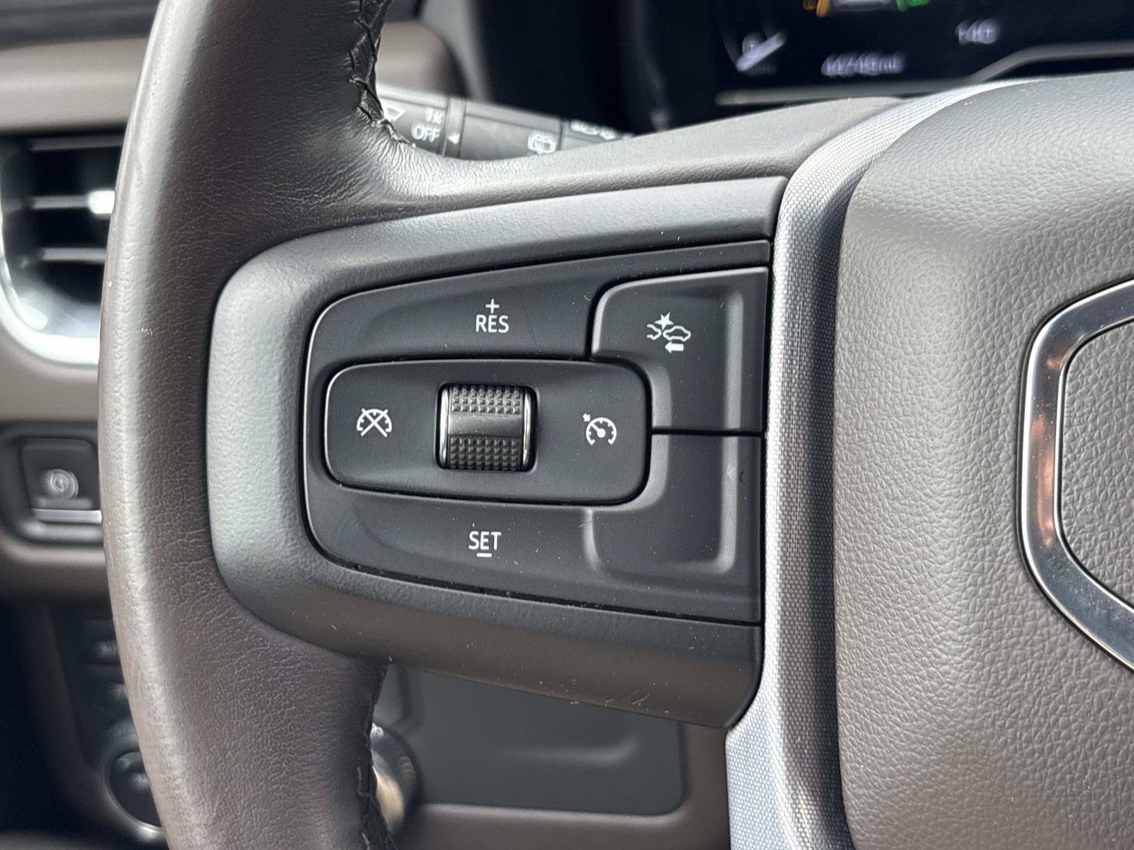 Used 2023 GMC Yukon XL SLT AWD/4WD image 18