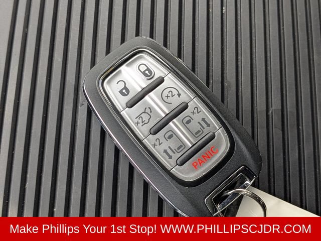 Used 2025 Chrysler Pacifica Premium FWD image 28