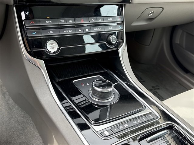 Used 2019 Jaguar XE Premium image 23