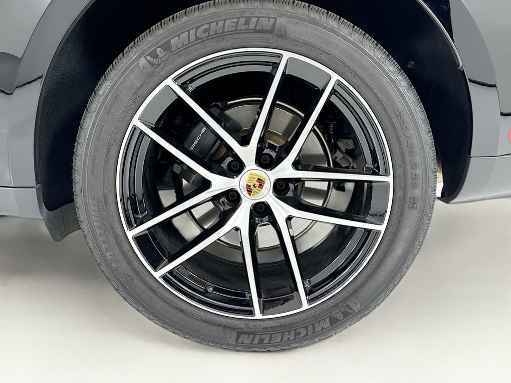 Certified 2025 Porsche Macan AWD/4WD image 34