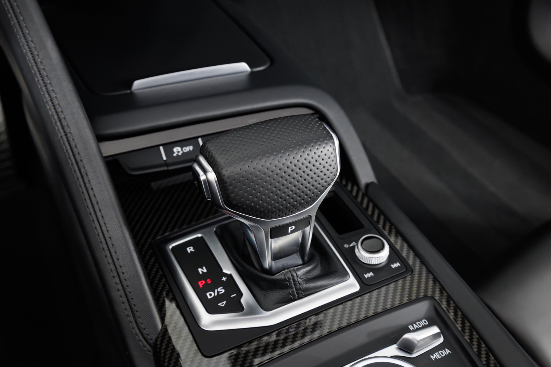 Used 2022 Audi R8 V10 w/ Premium Package RWD image 27
