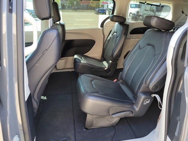 Used 2022 Chrysler Pacifica Touring-L image 9