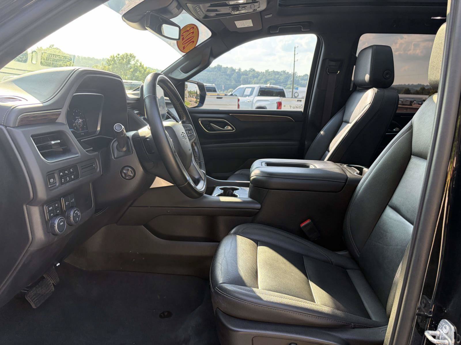 Used 2023 Chevrolet Tahoe Z71 w/ Luxury Package AWD/4WD image 4
