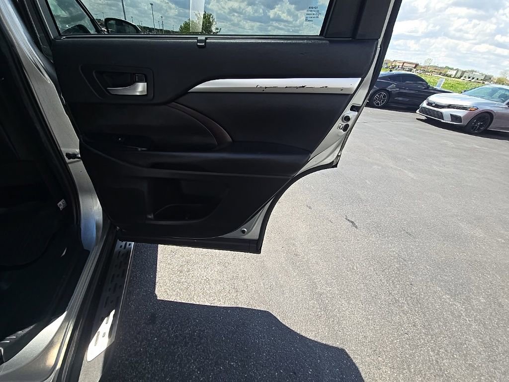 Used 2019 Toyota Highlander XLE AWD/4WD image 30