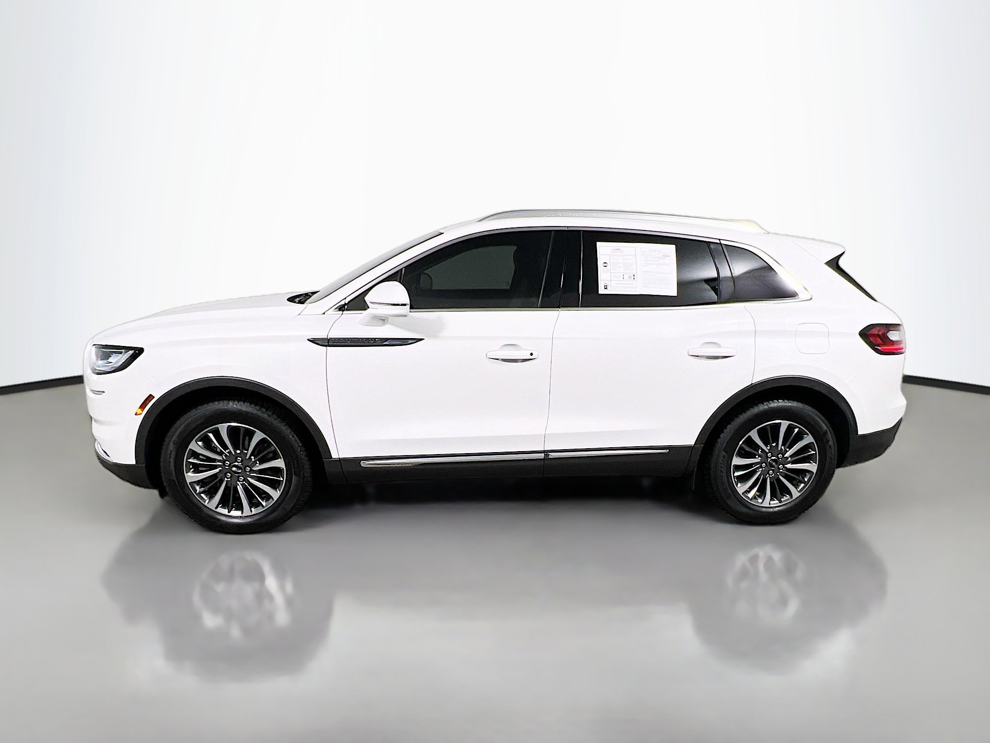 Used 2022 Lincoln Nautilus FWD w/ Premium Package image 9
