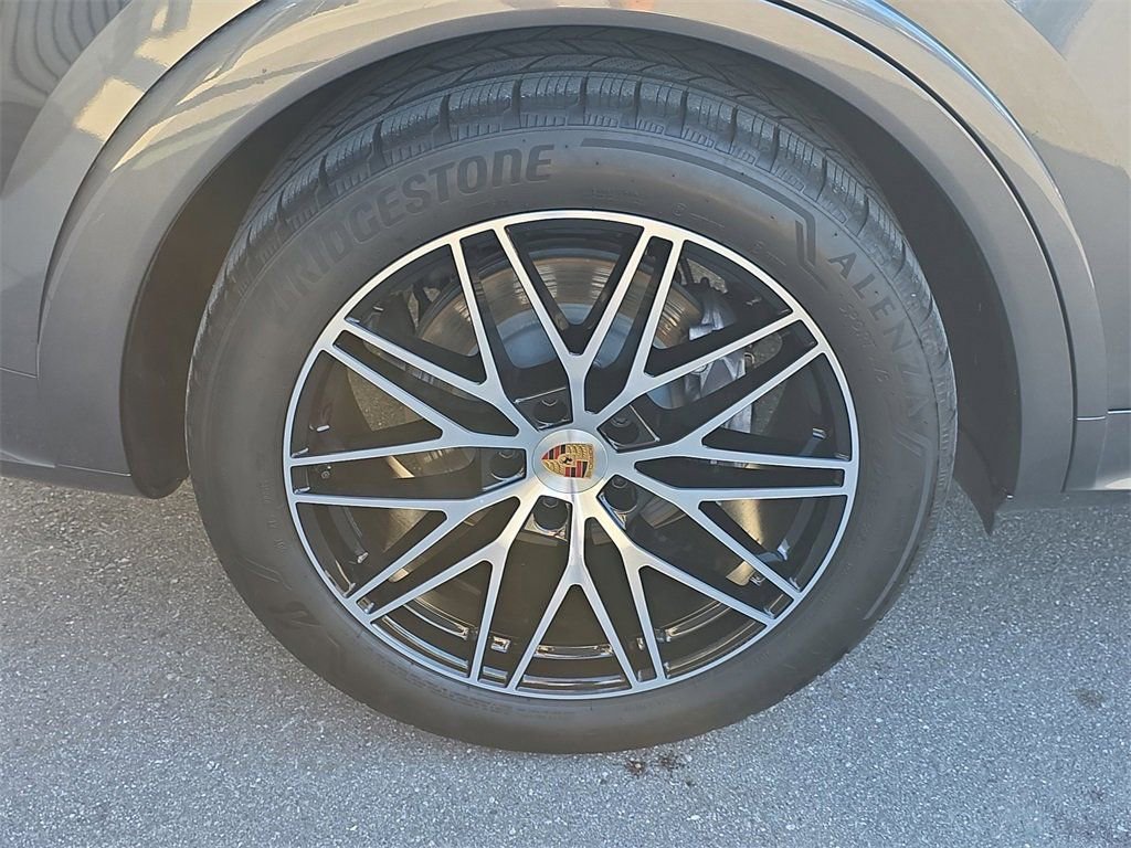 Certified 2025 Porsche Cayenne AWD/4WD image 14