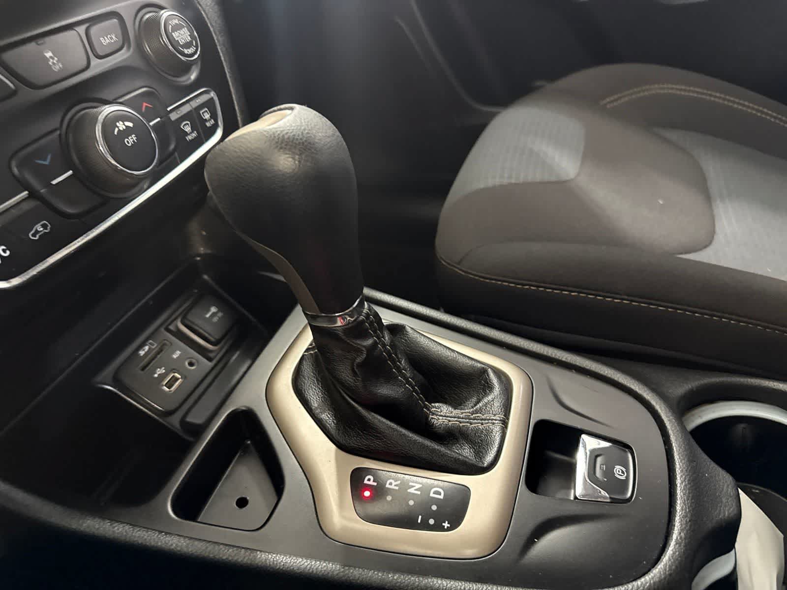 Used 2016 Jeep Cherokee Latitude FWD image 29