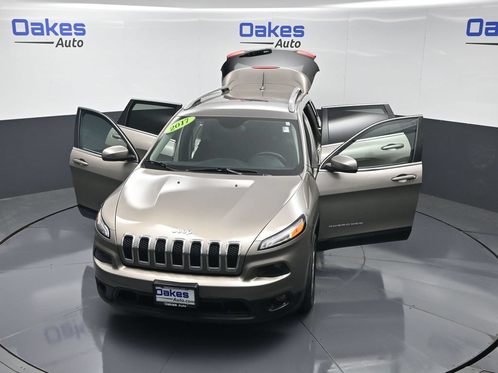 Used 2017 Jeep Cherokee Latitude w/ Cold Weather Group FWD image 53
