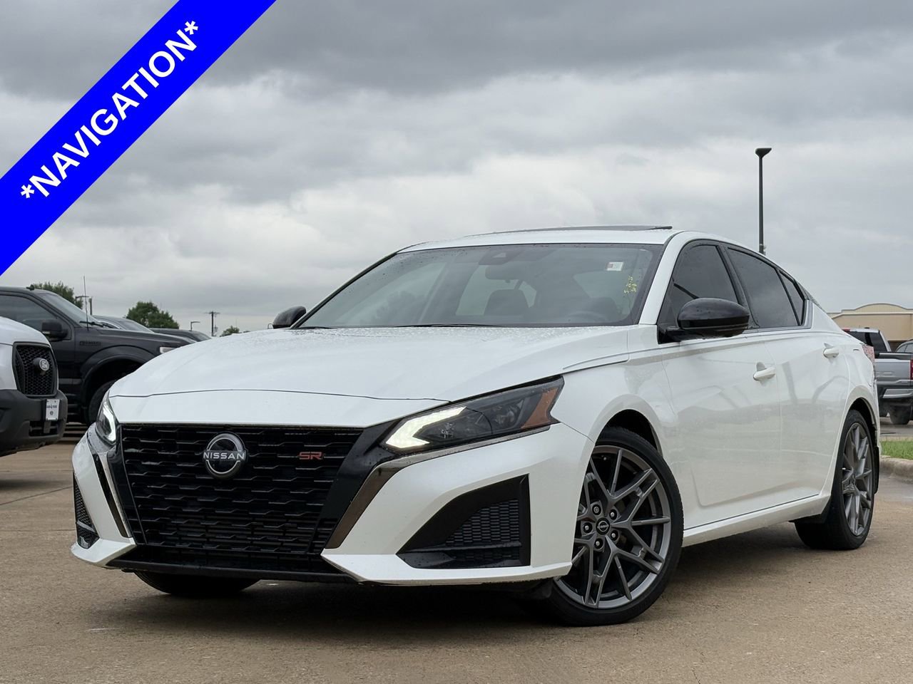 Used 2024 Nissan Altima 2.0 SR FWD image 2